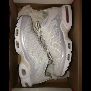 White Nike Air Max Plus TN